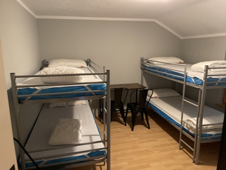 Mehrbettzimmer mit Etagenbetten