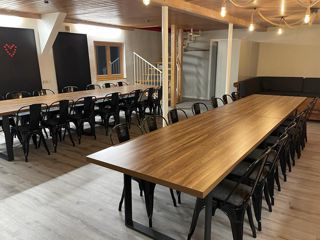 Gruppenraum mit langen Holztischen